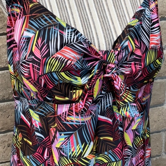 Women’s plus size Swimsuit - Picture 2 of 7